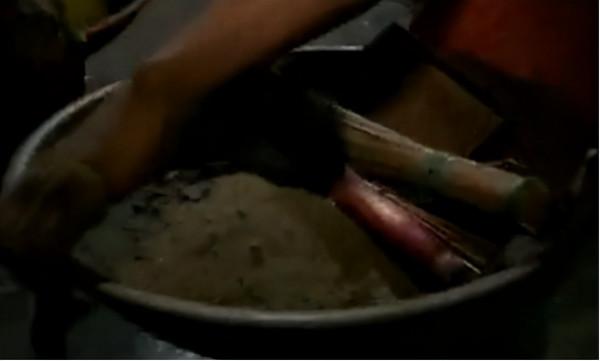 印度窮人的致富之路：用下水道的淤泥提煉黃金，一天能賺幾千元