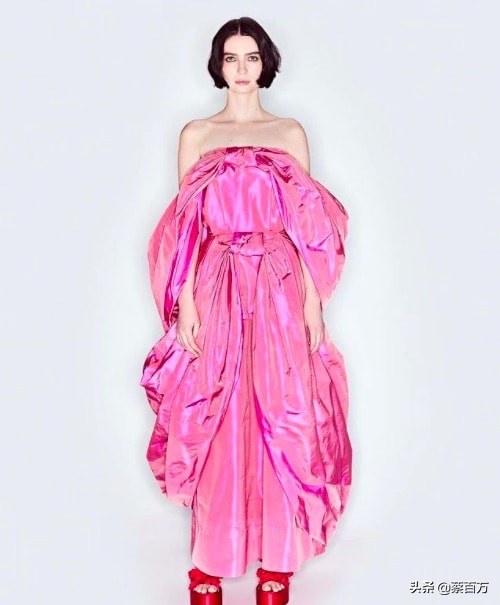 暗黑系星二代伸展臺當道,剃平頭秀腋下,強調個性一定要這樣嗎? 暗黑系星二代伸展臺當道,剃平頭秀腋下,強調個性一定要這樣嗎?