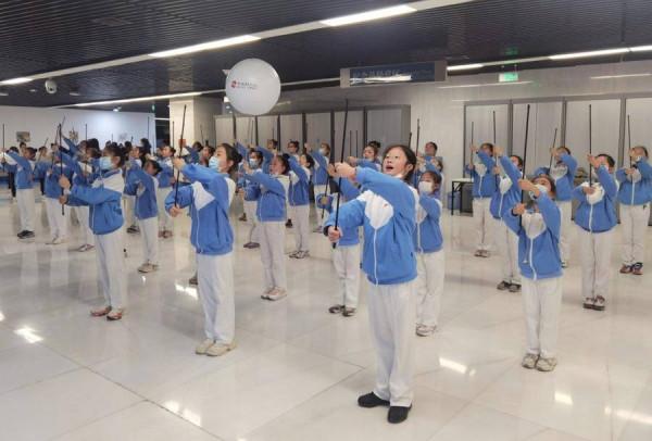 冬奧會&OpenCurlyDoubleQuote;小鴿子&rdquo;背後的故事：排練中大幫小，休息時看書學習