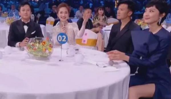 同是明星情侶，王菲謝霆鋒同臺似路人，鹿晗關曉彤卻甜到發齁