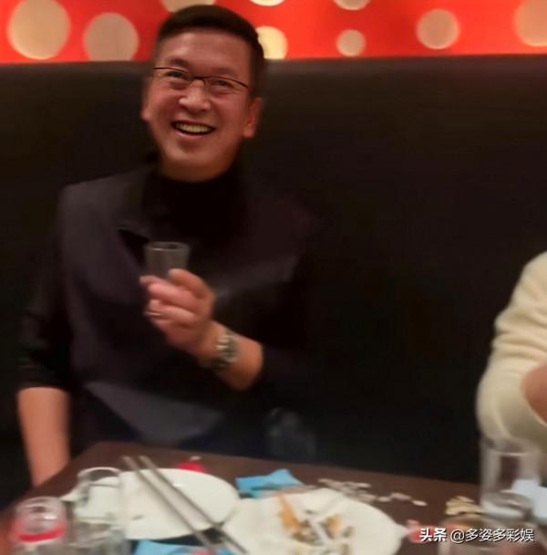 影視大咖罕聚：陳凱歌喝到臉通紅，周冬雨顯落寞，佟麗婭領頭歡唱