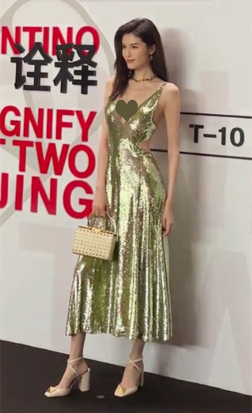 活動造型,孫儷何穗禮服搶眼,關曉彤秀長腿卻暴露不會穿高跟鞋? 活動造型,孫儷何穗禮服搶眼,關曉彤秀長腿卻暴露不會穿高跟鞋?