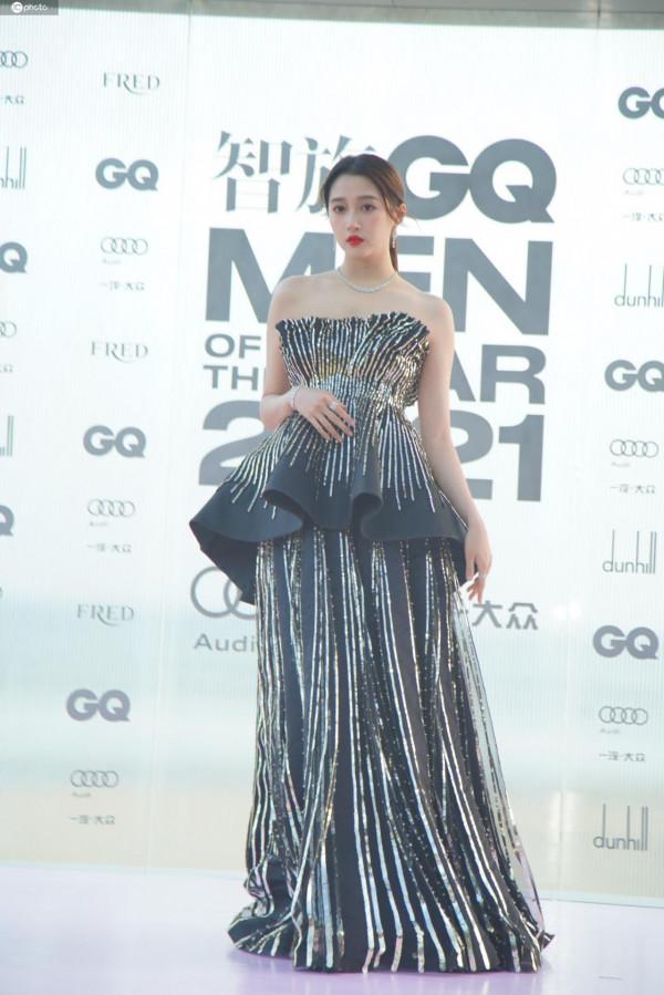 GQ年度人物盛典：angelababy粉裙可愛迷人，金晨紅裙盡顯優雅