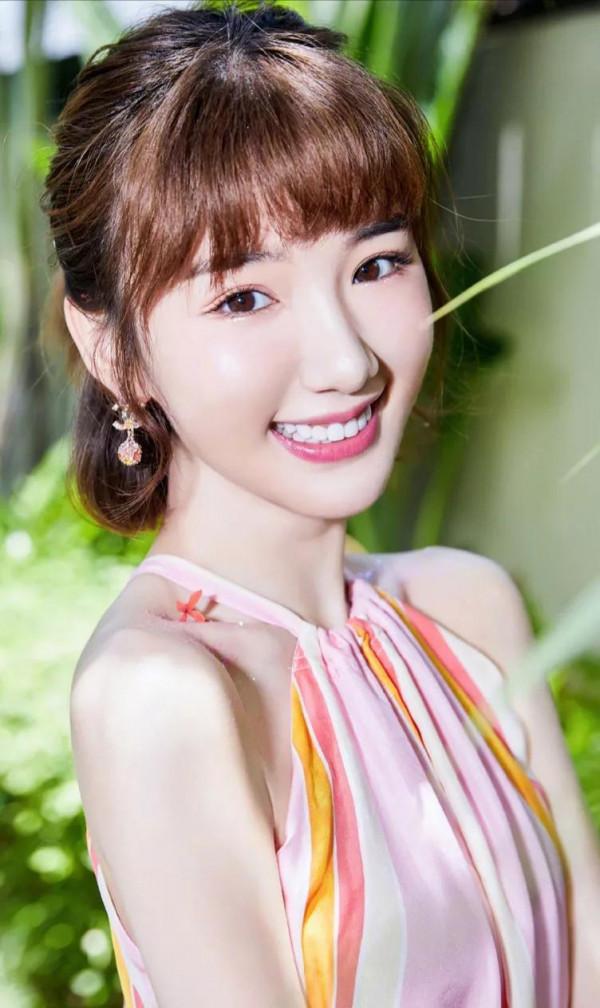 毛曉彤美照一冊，欣賞