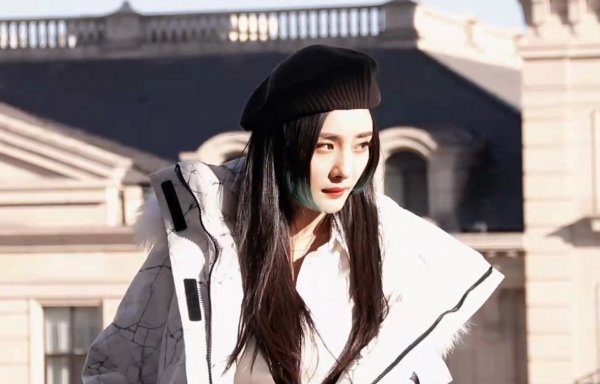 楊冪引領新風潮!挑染公主切配貝雷帽造型封神,美腿秀得停不下來 楊冪引領新風潮!挑染公主切配貝雷帽造型封神,美腿秀得停不下來