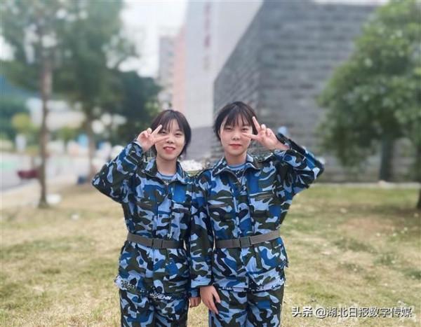 雙胞胎考入同校同專業，18歲生日當天步入大學