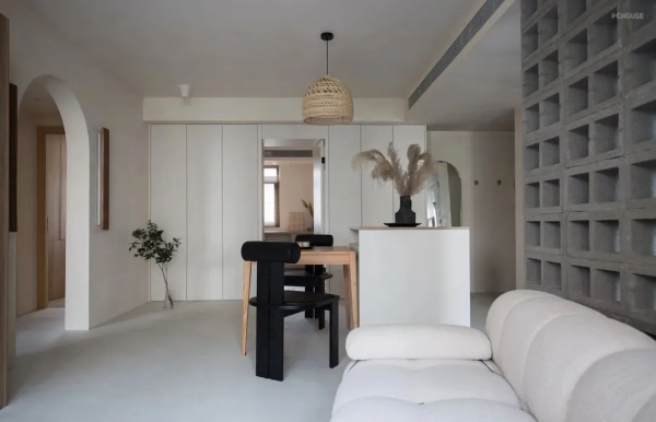 將狹隘的空間進行拆解重合，串聯出80㎡寬闊溫馨的居心地