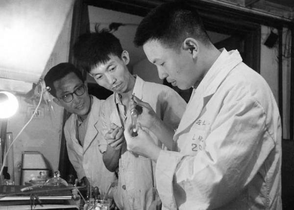 百年瞬間丨我國完成人工全合成結晶牛胰島素