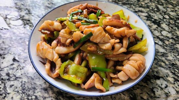 椒鹽魷魚,是我家經常吃的一道美味家常菜,10分鐘就能做好 椒鹽魷魚,是我家經常吃的一道美味家常菜,10分鐘就能做好