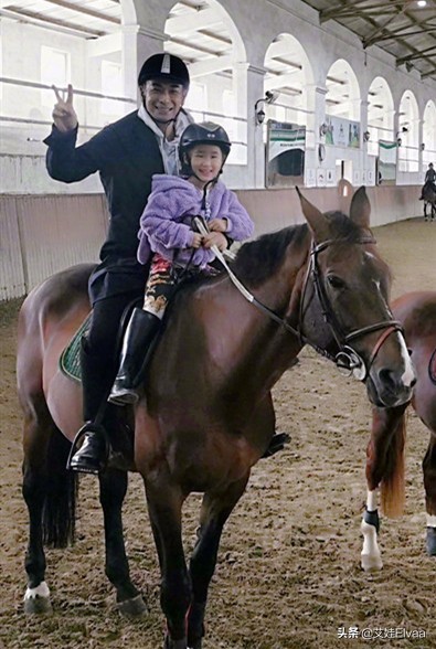 趙文卓假期罕帶娃騎馬,穿衛衣馬背尷尬擺pose,兒子長成爸爸翻版 趙文卓假期罕帶娃騎馬,穿衛衣馬背尷尬擺pose,兒子長成爸爸翻版