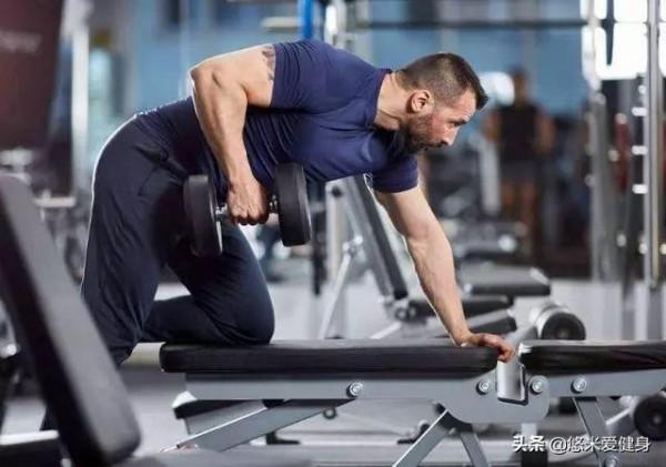 想要增加背闊肌厚度，多做這3個動作，更有效提升練背效果