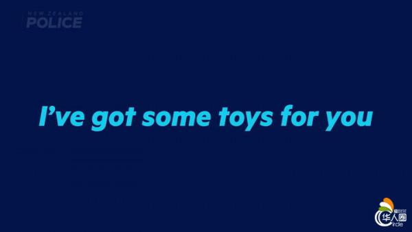 小男孩打電話叫警察“過來”看看他的玩具,然後警察真的來了 小男孩打電話叫警察“過來”看看他的玩具,然後警察真的來了