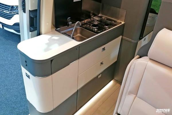 全新一代福特全順加持，太搶眼！這款B型房車太適合2人使用