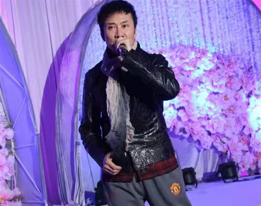 軍旅歌手江濤:窮小子娶富家女,成名後不變心,始終把妻子當成寶 軍旅歌手江濤:窮小子娶富家女,成名後不變心,始終把妻子當成寶