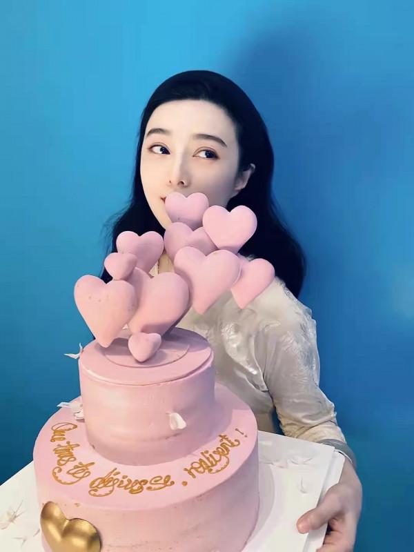 范冰冰40歲生日會好低調！穿香檳裙戴玉鐲走佛媛路線，人都變溫婉