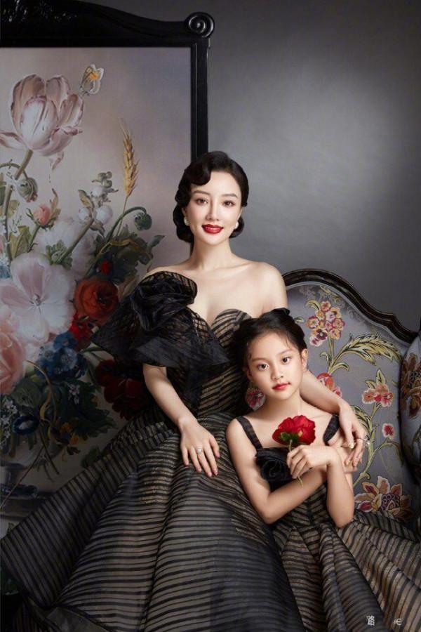 李小璐與女兒跳舞拜年，母女同款雙馬尾像姐妹花，甜馨越長越漂亮