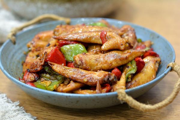 追劇零食，滑嫩解饞的辣椒炒雞翅尖，只要幾滴油營養美味不油膩