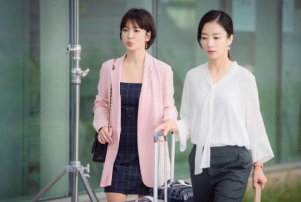 宋慧喬嘟嘴賣萌也不頂用，再好看的臉，也沒旁邊的助理有氣質