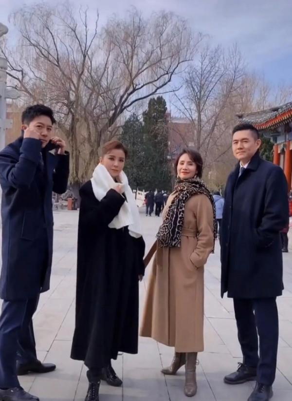 60歲徐俐久違亮相！穿大衣走秀氣場比朱迅都強大，氣質太優雅了