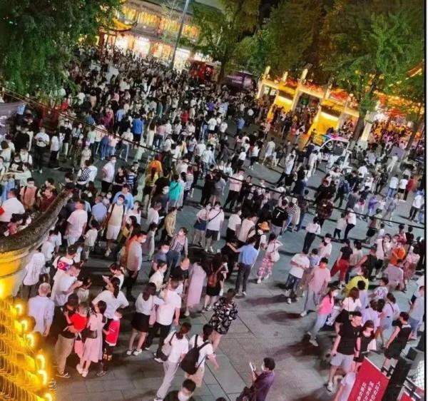 十一國人在高速景區受罪，我在被窩看雨追劇