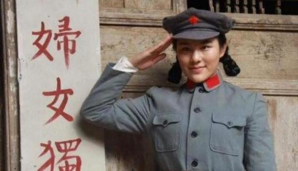 黃埔四女傑之一，紅軍第一位女師長，白馬雙槍女俠——胡筠