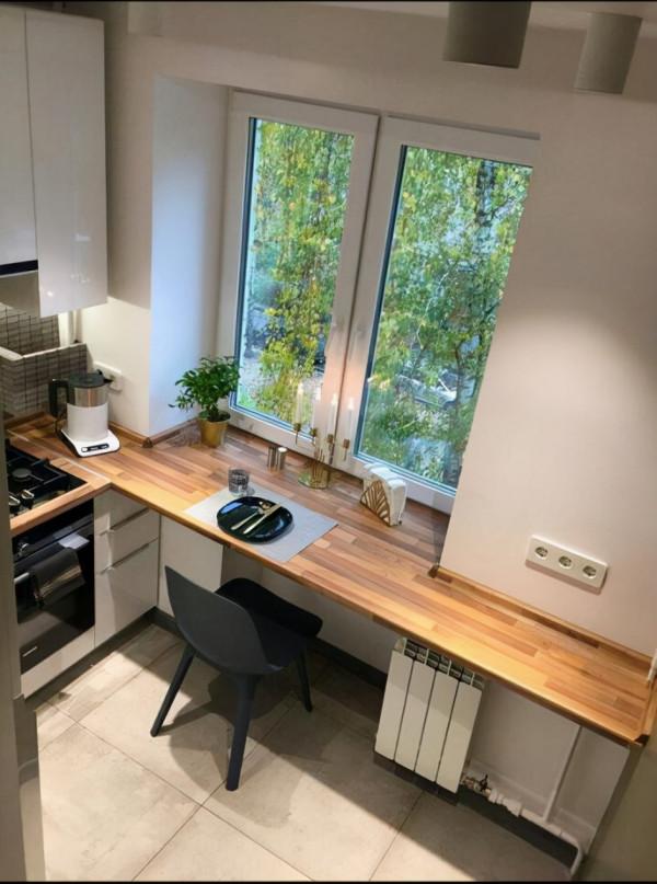 窗臺太矮，用20根木板加長當飄窗用！鄰居見了，偷偷回家學著裝