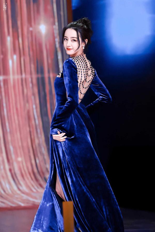 迪麗熱巴有顏任性，穿黑色破洞上衣意外時髦，配上貝雷帽美翻了