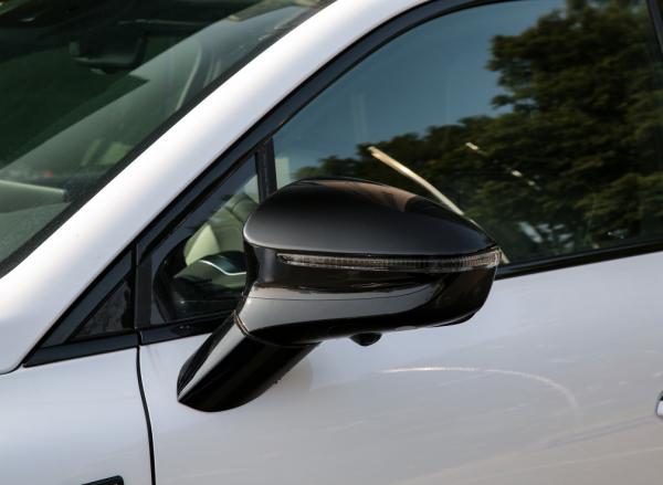 賓士出資打造的SUV，配2.0T與雙電四驅，4.3秒破百，降至20萬出頭