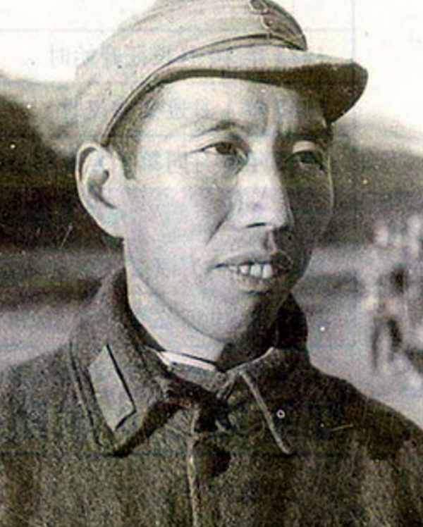 毛主席率200人撤退，敵人追至不足一里地，毛主席：做好最壞準備