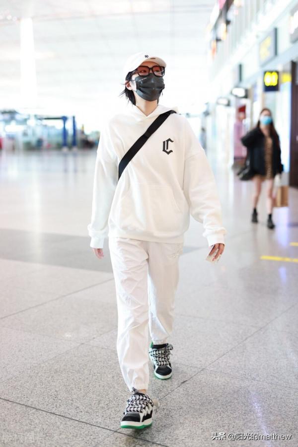 姚安娜全白look簡約舒適頭戴棒球帽口罩遮面低調出行