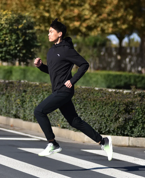 這雙專為柏油路而“生”的跑鞋,它在包裹和耐磨上到底有多香? 這雙專為柏油路而“生”的跑鞋,它在包裹和耐磨上到底有多香?