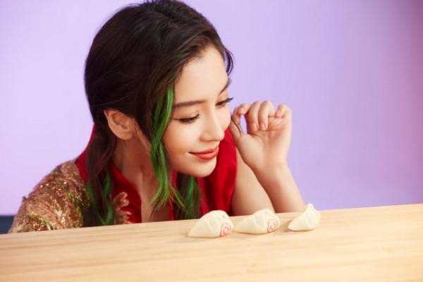 楊穎離婚後首個大片，徹底放開秀身材，換髮色重回少女時代