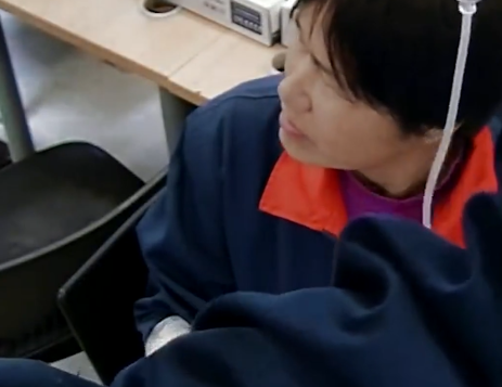 河南43歲女工捲入絞肉機，右手斷成9節，醫生苦撐17小時為其接上