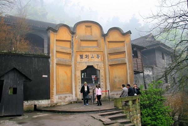 劉湘帶30萬川軍出剩13&period;7萬歸。劉湘遺言：抗日不成功，川軍誓不歸