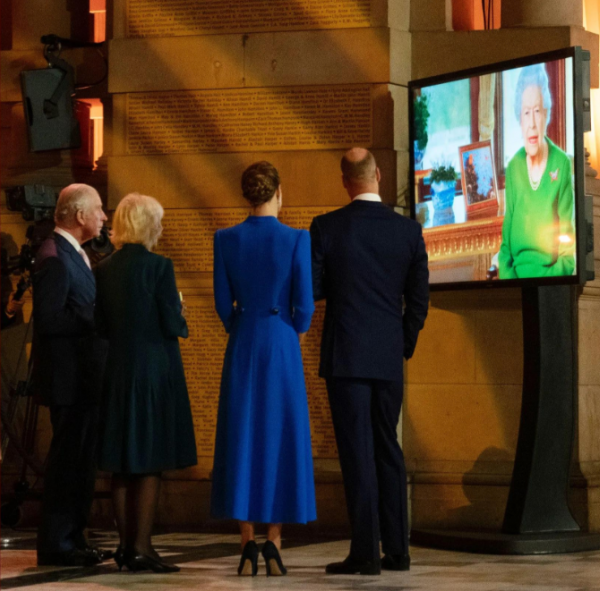 凱特又致敬戴安娜，選皇家藍出席重要場合，背影照氣質出眾又貴氣