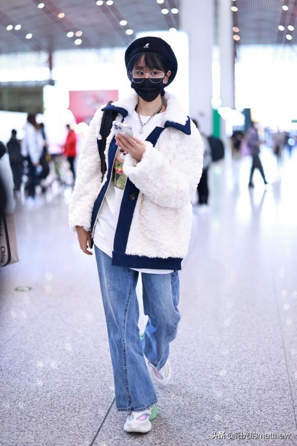 街拍:海陸白色羔羊絨短外套,軟軟糯糯宛若糯米糰子 街拍:海陸白色羔羊絨短外套,軟軟糯糯宛若糯米糰子