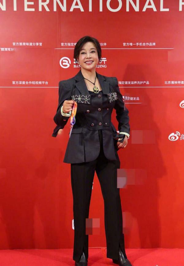 北影閉幕式女星差別大?鞏俐黑白造型盡顯高貴,劉曉慶似微商大媽 北影閉幕式女星差別大?鞏俐黑白造型盡顯高貴,劉曉慶似微商大媽