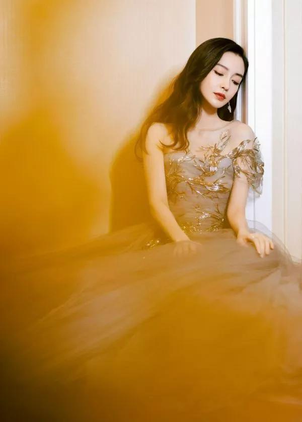 Angelababy穿霧霾紫抹胸紗裙優雅迷人