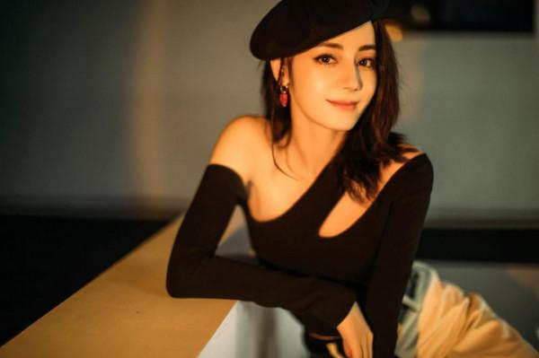 迪麗熱巴美圖,頭戴貝雷帽,身穿斜肩緊身衣,優雅靈動,時尚迷人 迪麗熱巴美圖,頭戴貝雷帽,身穿斜肩緊身衣,優雅靈動,時尚迷人