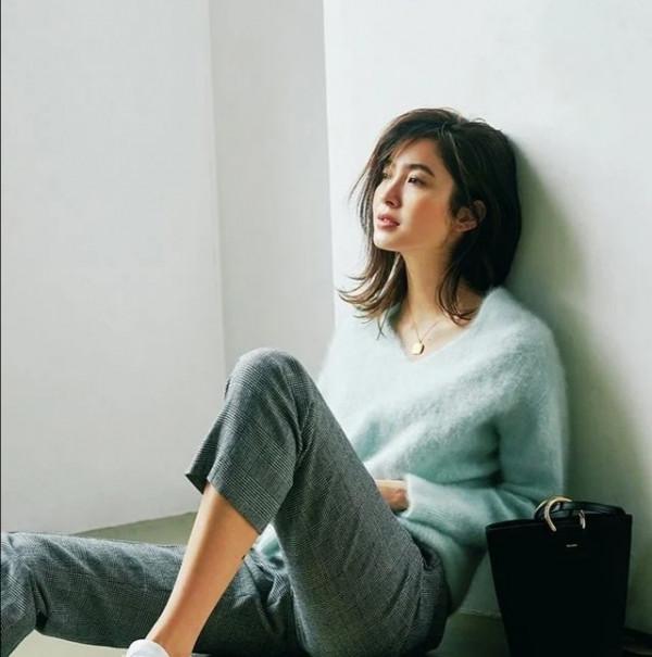 五十歲的女人衣服不要多買，跟著日雜學穿搭，遠比同齡人顯嫩