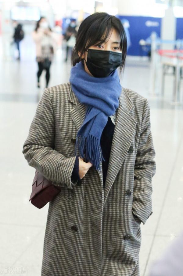 譚松韻穿格紋大衣搭配牛仔褲，系藍色圍巾，腳踩樂福鞋輕鬆隨性