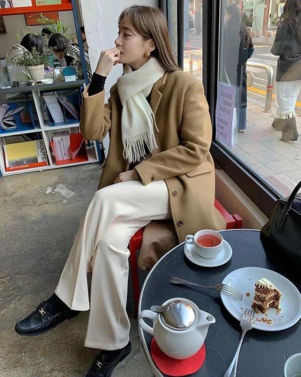 禹妃女裝-駝色大衣+黑色高領毛衣+白色西裝褲