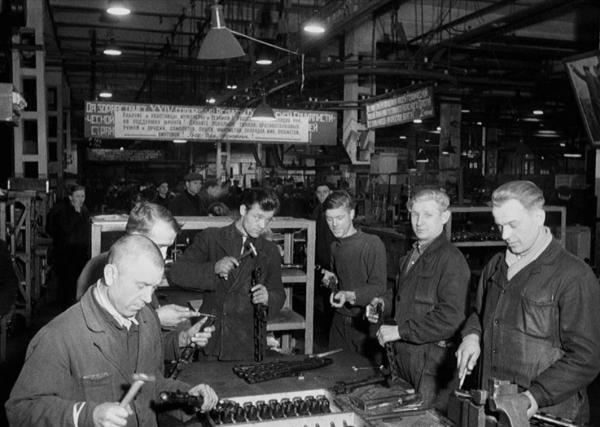 蘇聯解體後，90年代中國有一段“糟糕”的歲月，為何不會垮掉？