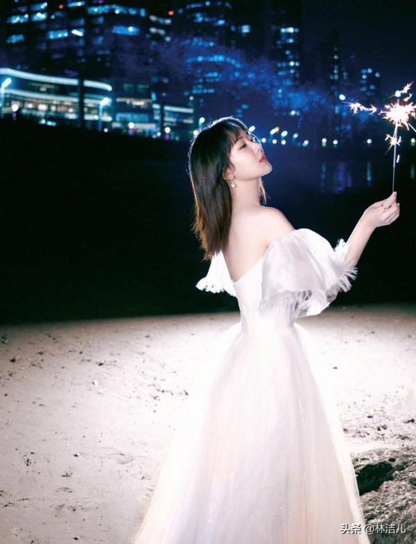 楊紫瘦了就變美,一襲白裙秀優越肩頸線,金晨的天鵝頸更讓人羨慕 楊紫瘦了就變美,一襲白裙秀優越肩頸線,金晨的天鵝頸更讓人羨慕