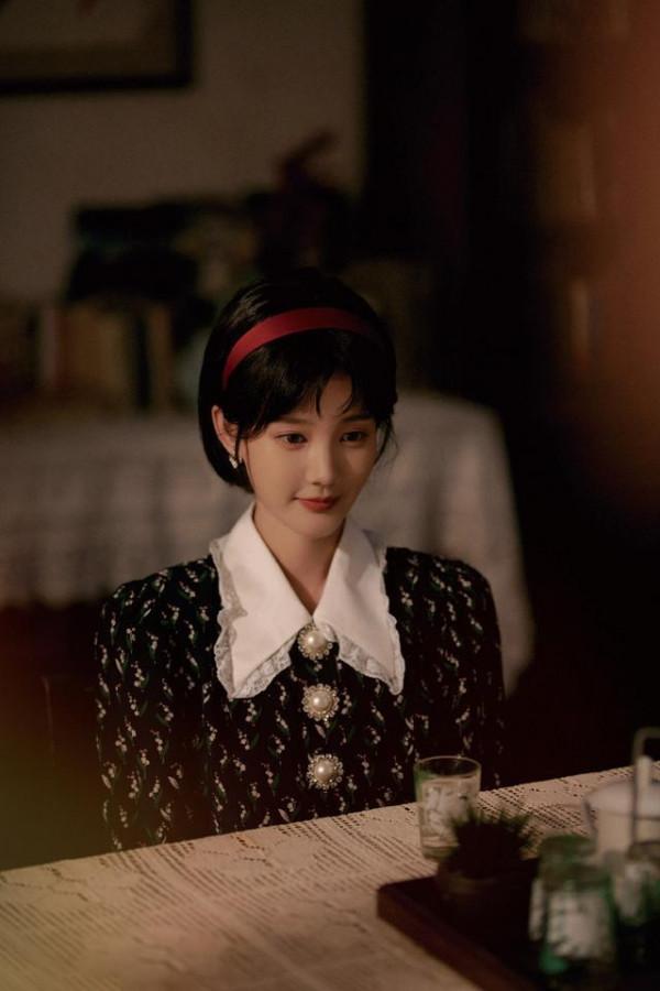 李一桐扮80年代女生,穿印花裙配短髮溫婉動人,好有年代感 李一桐扮80年代女生,穿印花裙配短髮溫婉動人,好有年代感