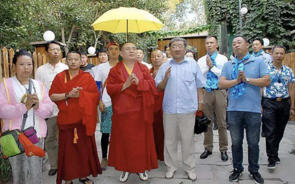 此人被譽為現代蒙古國國父，在位長達八年時間，堅決反對西方制度