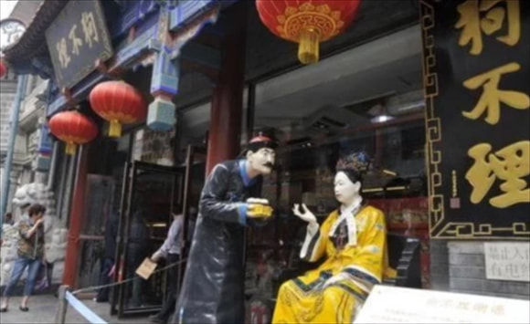 一籠醬肉包128，一碟花生米58，&OpenCurlyDoubleQuote;狗不理&rdquo;包子如今倒成了人不理