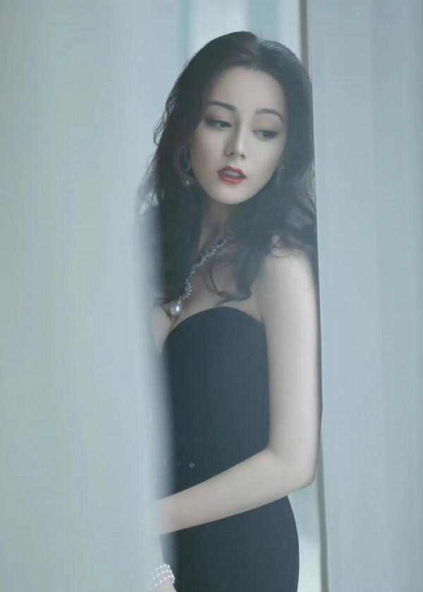 迪麗熱巴禮服造型溫柔知性