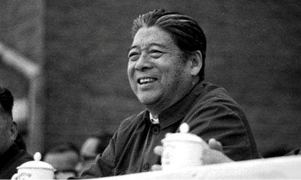 58年鄧小平視察一汽，談到燃油緊張時幽默地說：只要不燒茅臺就行