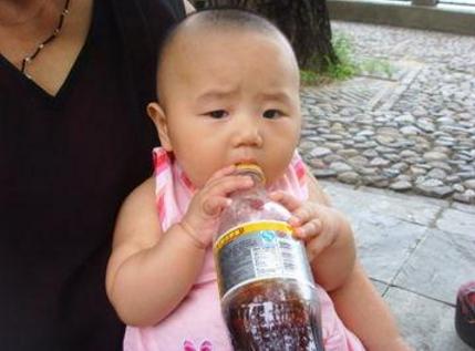 以下飲料可能會威脅孩子的健康，娃再愛喝，家長也不能縱容